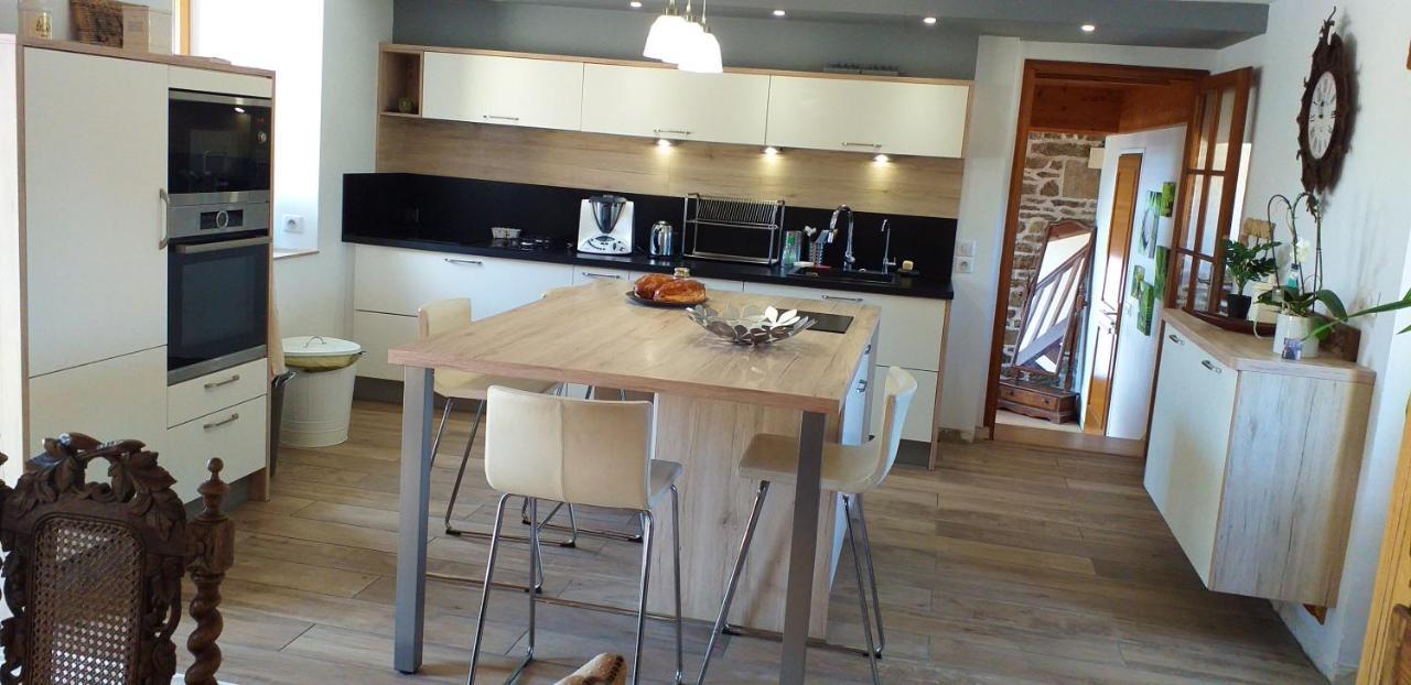 Maison Spacieuse A Plougonven Avec Jacuzzi Et Jardin Exteriör bild