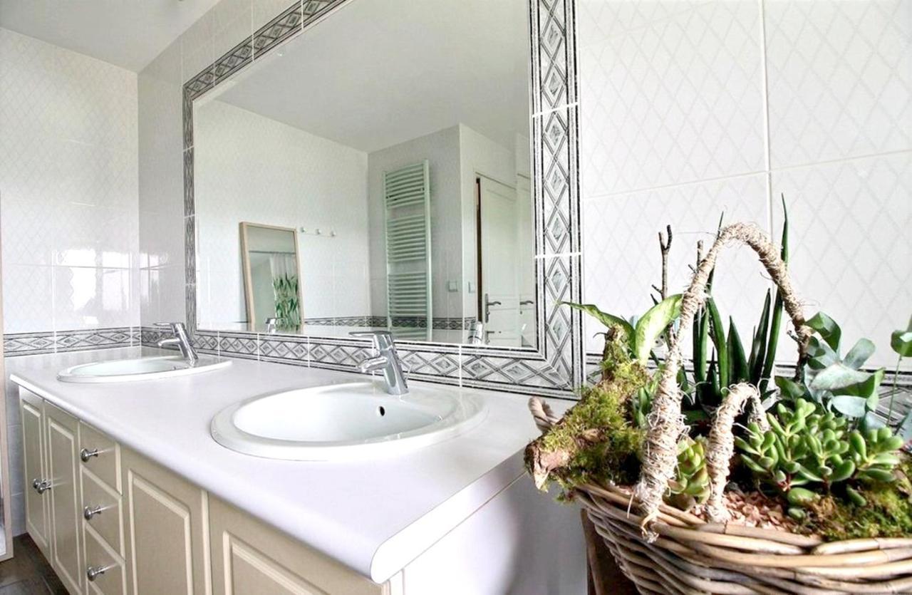 Maison Spacieuse A Plougonven Avec Jacuzzi Et Jardin Exteriör bild