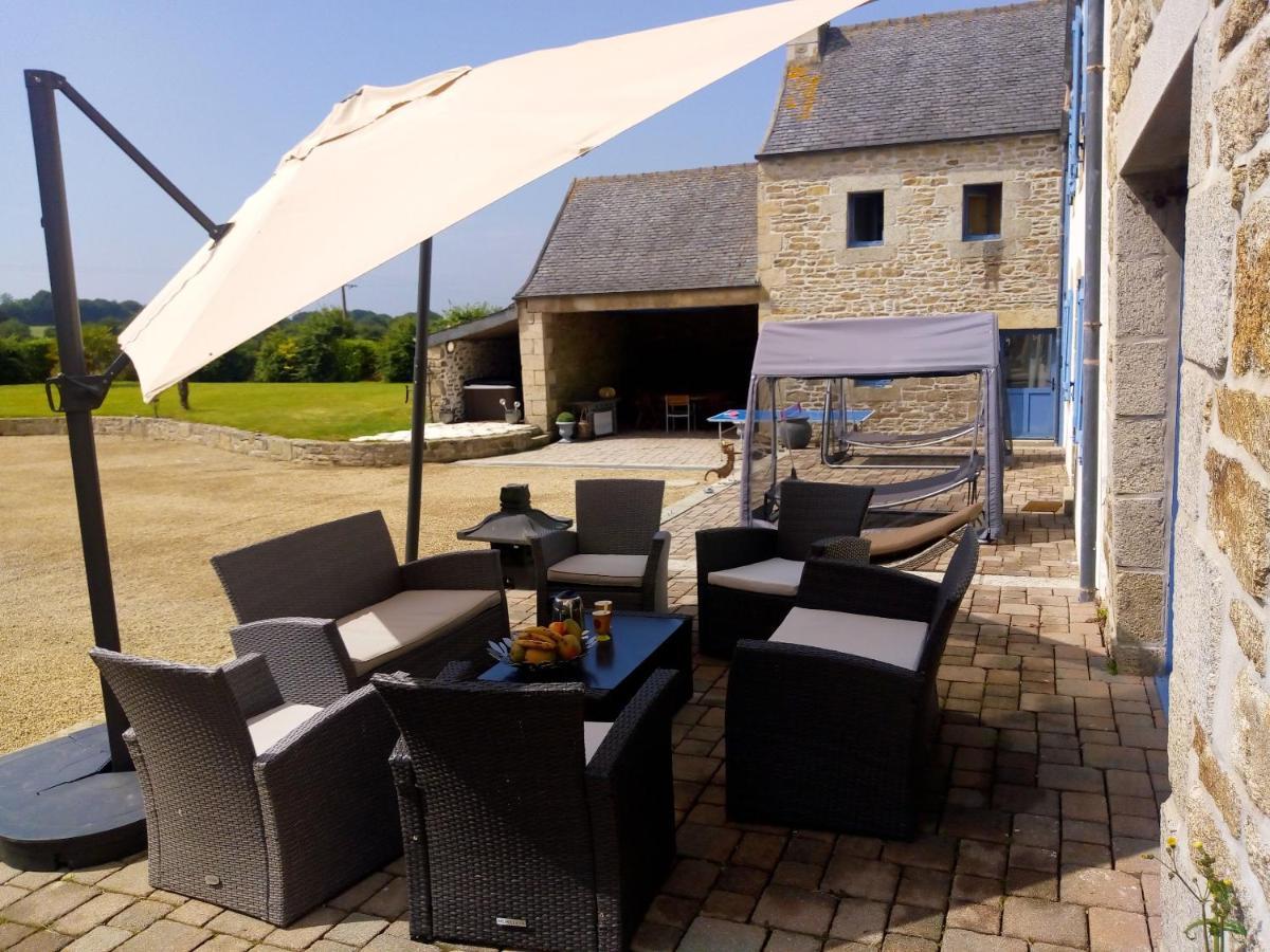 Maison Spacieuse A Plougonven Avec Jacuzzi Et Jardin Exteriör bild