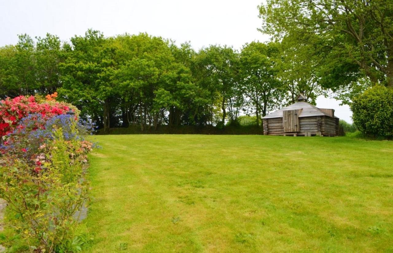 Maison Spacieuse A Plougonven Avec Jacuzzi Et Jardin Exteriör bild